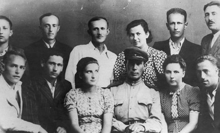 Fotografia wykonana w sierpniu 1944 roku Na zdjęciu m.in. uczestnicy powstania w Sobiborze. Stoją: p