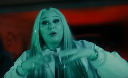 Kadr z nowego singla Oliwki Brazil