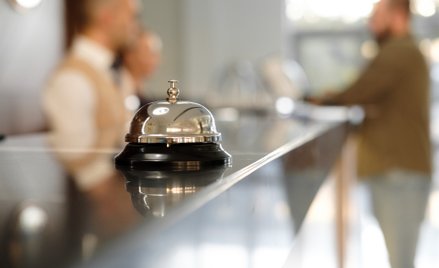 Hotel nie naliczy VAT od opłaty pobieranych za zniszczenie mienia