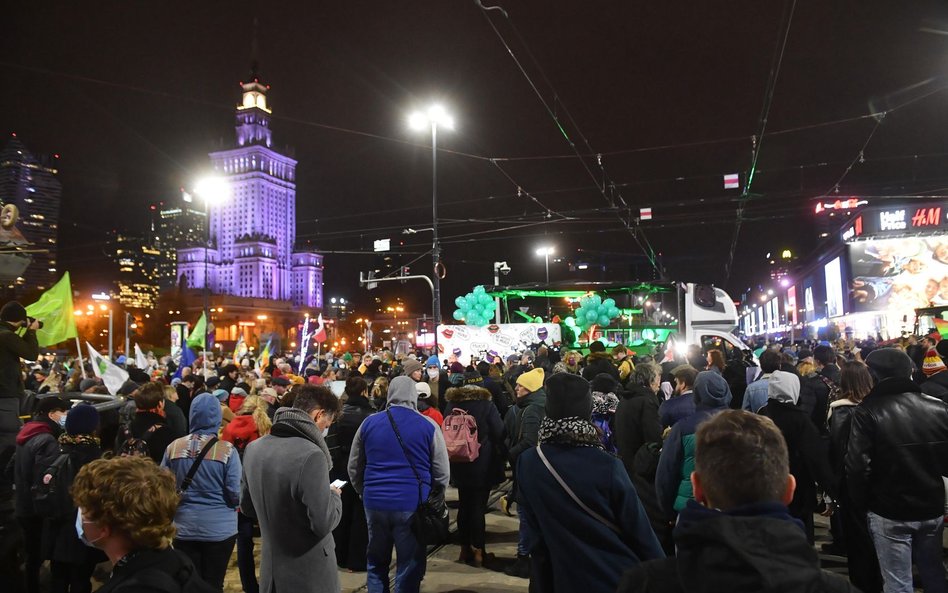 Uczestnicy protestu Ogólnopolskiego Strajku Kobiet pod hasłem „Bronimy życia kobiet w Polsce” przy r