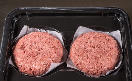 Weganie snują teorie spiskowe, bo... wegańskie „mięso" jest zbyt smaczne