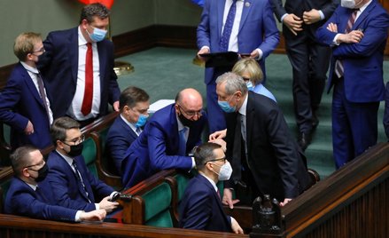 Ministrowie łamią konstytucję. Posłowie czekają nawet 752 dni