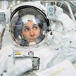 Astronautka Nicole Stott przymierza skafander EMU służący do spacerów w otwartej przestrzeni kosmicz