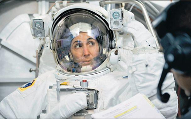 Astronautka Nicole Stott przymierza skafander EMU służący do spacerów w otwartej przestrzeni kosmicz