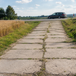 Betonowy podjazd łagodzący dojazd do drogi gminnej
