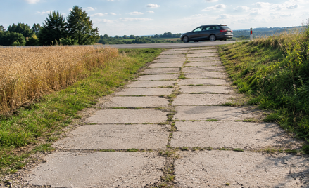 Betonowy podjazd łagodzący dojazd do drogi gminnej