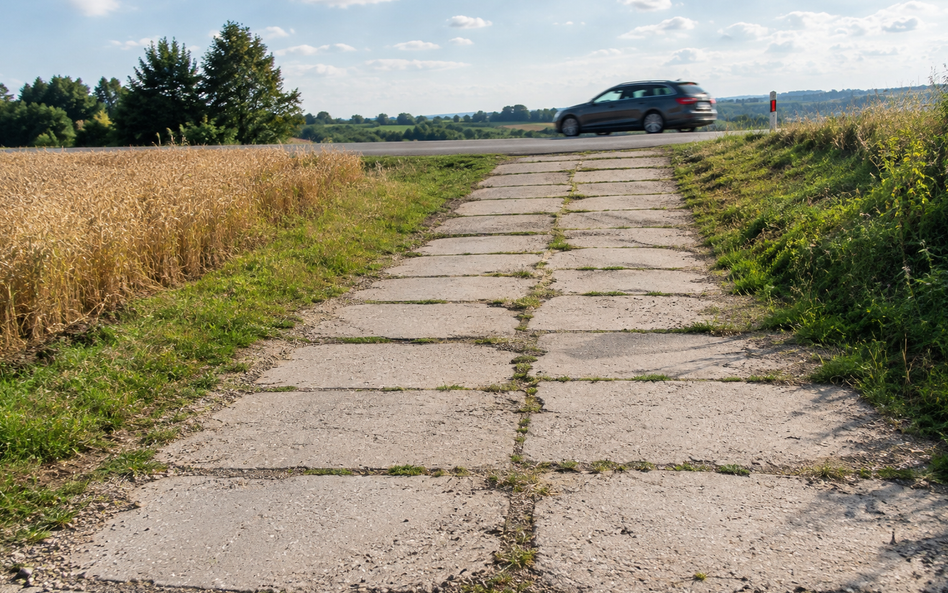 Betonowy podjazd łagodzący dojazd do drogi gminnej