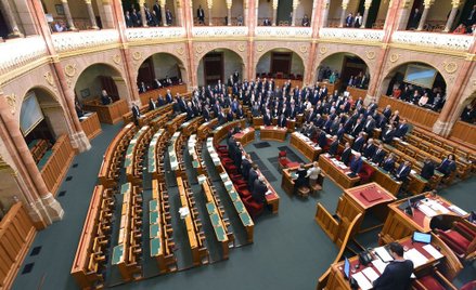 Węgry: Parlament przyjął "prawo o niewolnictwie"