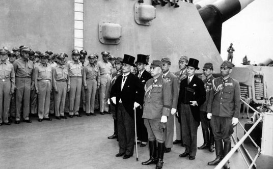 Delegacja Japonii przybywa na pokład pancernika USS „Missouri”, by podpisać akt kapitulacji (2 wrześ