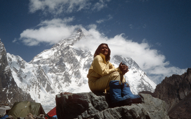 Polska alpinistka i himalaistka Wanda Rutkiewicz (1943–1992) w obozie bazowym podczas francuskiej wy