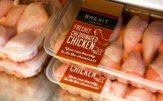 Brytyjskie organizacje konsumenckie ostrzegają przed "chlorowanymi kurczakami" z USA po brexicie