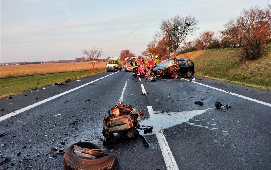 Na drodze krajowej numer 92 w Podrzewiu w Wielkopolsce dziś rano zderzyły się czołowo dwa volkswagen