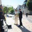Ołena Zełenska i Wołodymyr Zełenski oddają cześć poległym w walkach o niepodległość Ukrainy pod Ścia