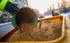 Piasek do posypywania chodników może się okazać najbardziej potrzebnym towarem, jeśli prognozy meteo