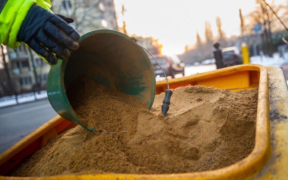 Piasek do posypywania chodników może się okazać najbardziej potrzebnym towarem, jeśli prognozy meteo