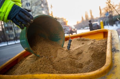 Piasek do posypywania chodników może się okazać najbardziej potrzebnym towarem, jeśli prognozy meteo