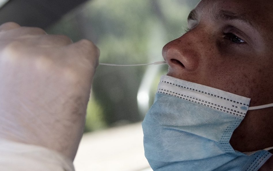 PILNE Epidemia w Polsce: Znów 900 nowych przypadków