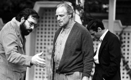 Francis Ford Coppola udziela wskazówek Marlonowi Brando podczas realizacji "Ojca Chrzestnego". Na dr