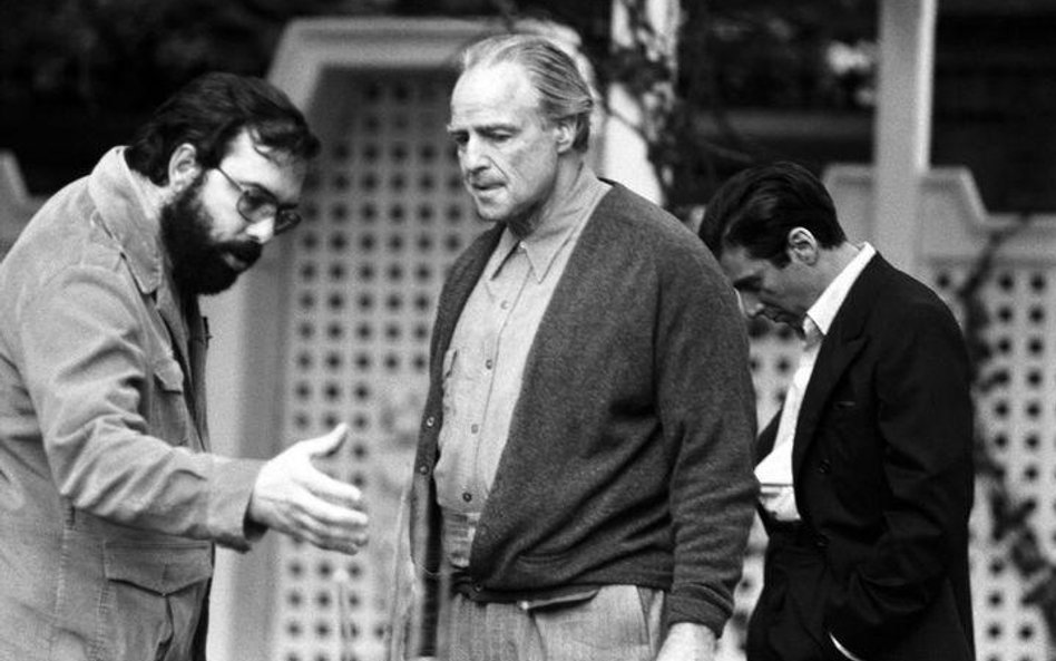 Francis Ford Coppola udziela wskazówek Marlonowi Brando podczas realizacji "Ojca Chrzestnego". Na dr