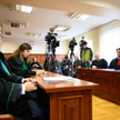 Obrońcy oskarżonego Adama Z. mec. Ireneusz Adamczak (L) i Oliwia Adamczyk (2L) oraz ojciec ofiary An