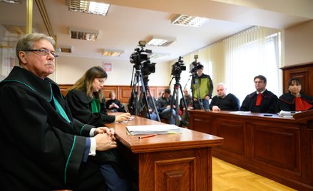 Obrońcy oskarżonego Adama Z. mec. Ireneusz Adamczak (L) i Oliwia Adamczyk (2L) oraz ojciec ofiary An