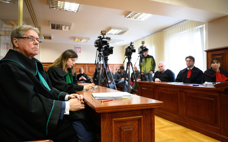 Obrońcy oskarżonego Adama Z. mec. Ireneusz Adamczak (L) i Oliwia Adamczyk (2L) oraz ojciec ofiary An