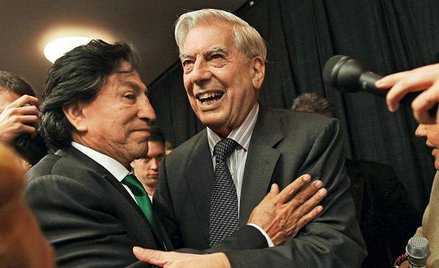 Mario Vargas Llosa w końcu doczekał się Nobla. Na zdjęciu odbiera gratulacje od byłego prezydenta Pe