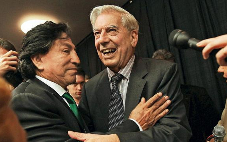 Mario Vargas Llosa w końcu doczekał się Nobla. Na zdjęciu odbiera gratulacje od byłego prezydenta Pe