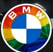 Tęczowy logotyp BMW. Bawarska marka manifestuje otwartość i równość