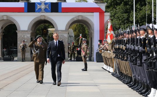 Prezydent Andrzej Duda i szef Sztabu Generalnego Wojska Polskiego gen. Wiesław Kukuła na uroczystej 
