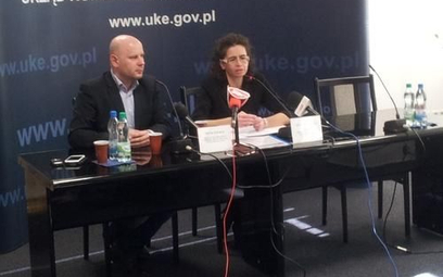 Anna Streżyńska podczas konferencji prasowej. Obok Piotr Dziubak, rzecznik UKE