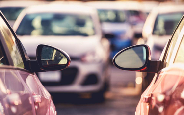 Skarbówka surowiej o firmowych autach: limituje koszty parkowania