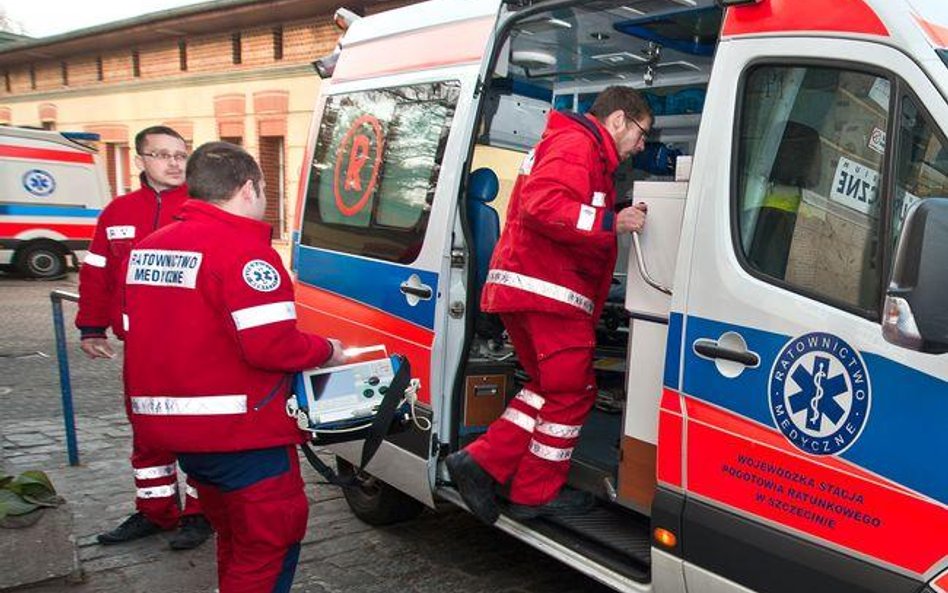 Dyrektorzy szpitali każą lekarzom płacić za odwiezienie niesamodzielnej osoby karetką