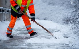 Pracownicy zaangażowani w walkę ze skutkami zimy wykonują swoje obowiązki w ekstremalnie trudnych wa