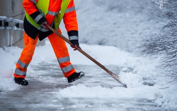 Pracownicy zaangażowani w walkę ze skutkami zimy wykonują swoje obowiązki w ekstremalnie trudnych wa
