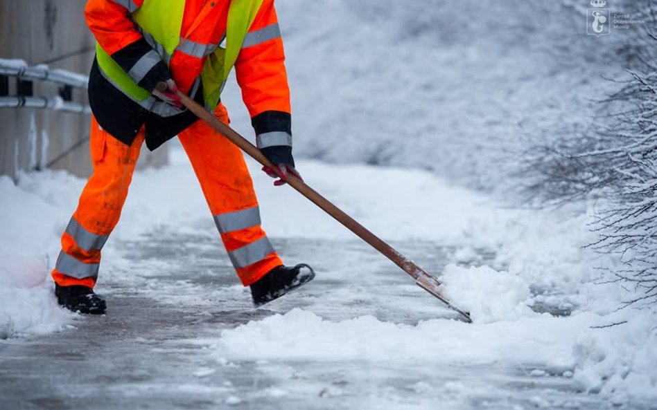 Pracownicy zaangażowani w walkę ze skutkami zimy wykonują swoje obowiązki w ekstremalnie trudnych wa