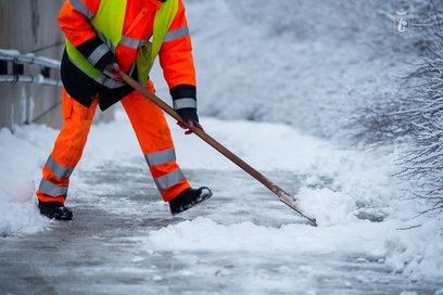 Pracownicy zaangażowani w walkę ze skutkami zimy wykonują swoje obowiązki w ekstremalnie trudnych wa