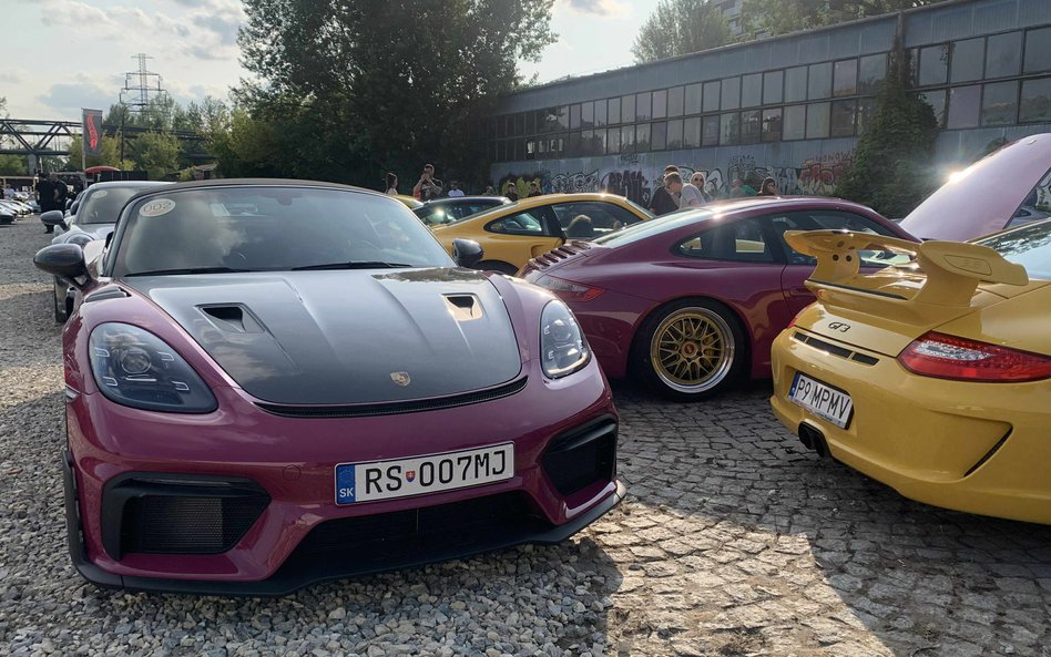 Trzy niezwykłe Porsche w żywych kolorach – bordowy Cayman, czerwony model z unikatowymi złotymi felg