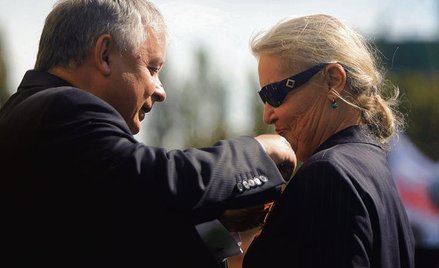 Prezydent Lech Kaczyński wręcza Jadwidze Staniszkis Krzyż Komandorski Orderu Odrodzenia Polski za ws