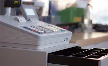 Nowe przepisy będą wymagać wymiany kas rejestrujących starego typu, tak aby wszyscy podatnicy używal