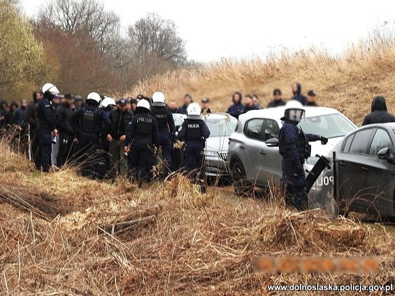 Funkcjonariusze udaremnili kibolską bójkę w lesie na Dolnym Śląsku. 2
