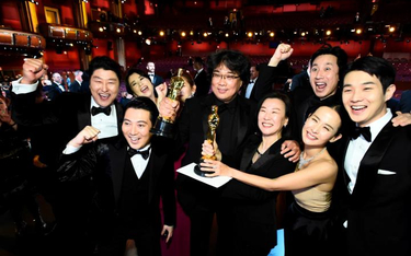 Bong Joon-ho (w środku) z twórcami „Parasite”. Pierwszy od lewej aktor Song Kang-ho. Grał w wielu wc