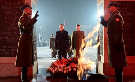 Grób Nieznanego Żołnierza to panteon narodowy. Znajduje się tam 18 tablic, m.in. z nazwami miejsc bi