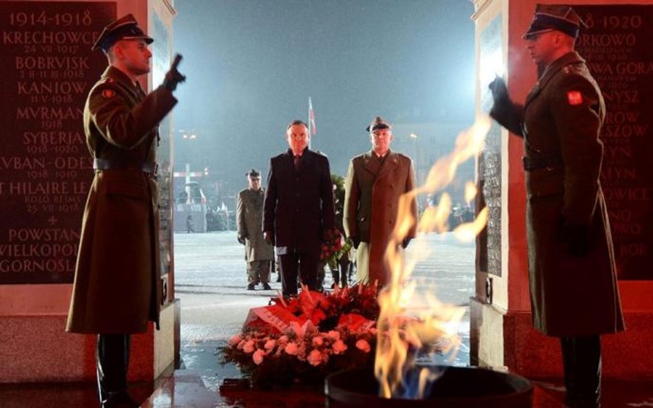 Grób Nieznanego Żołnierza to panteon narodowy. Znajduje się tam 18 tablic, m.in. z nazwami miejsc bi