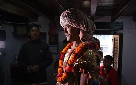 Pod płócienną makietą niegrzecznego słonia, który harcuje w tłumie, chowają się młodzieńcy. Za maską