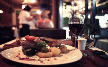Polacy coraz częściej jadają w restauracjach