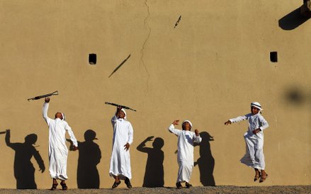 16 listopada, Emiraty Arabskie. Dzieci ćwiczą tradycyjny taniec z regionu. 2 grudnia odbędą się obch