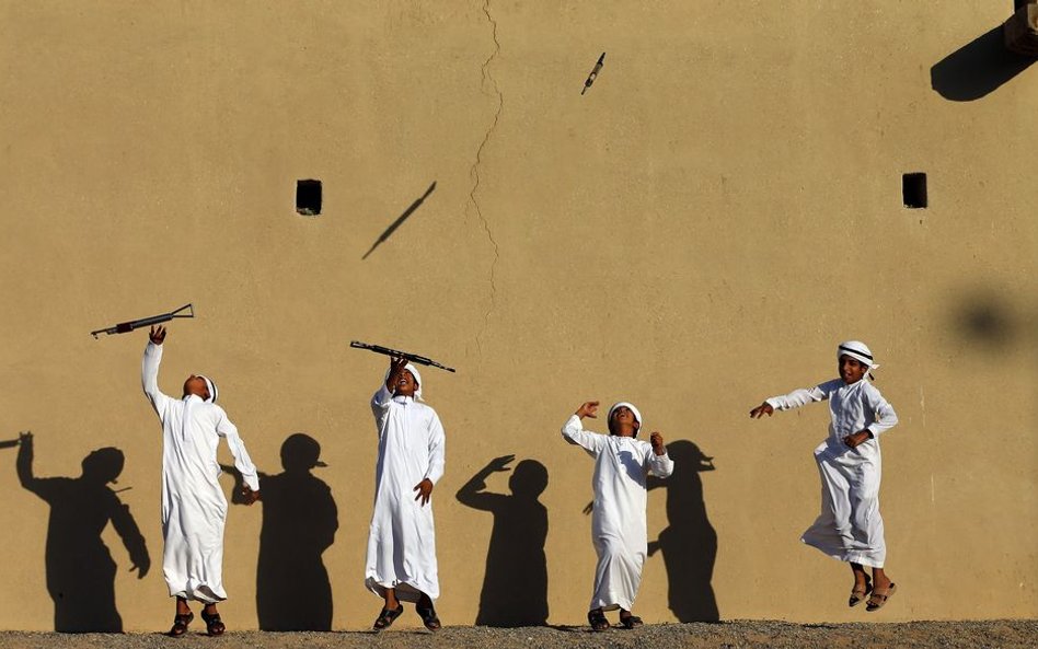 16 listopada, Emiraty Arabskie. Dzieci ćwiczą tradycyjny taniec z regionu. 2 grudnia odbędą się obch