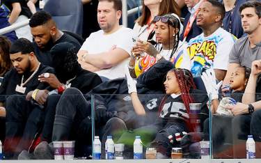 Kanye West (drugi od prawej) z córką, North West, podczas tegorocznego meczu Super Bowl.