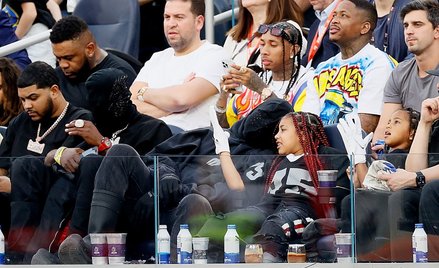 Kanye West (drugi od prawej) z córką, North West, podczas tegorocznego meczu Super Bowl.